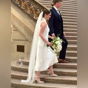 English net bridal veil. 72” long (floor length). Light ivory. Good condition.